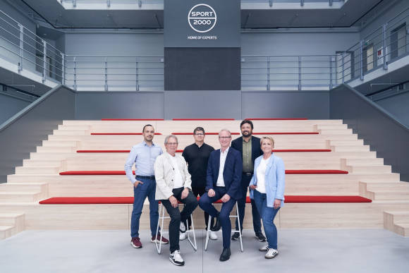 Margit Gosau, CEO der Sport 2000 Group International und der Sport 2000 GmbH mit dem neuen Aufsichtsrat der Sport 2000 Group International (v. l. n. r.): Nikolay Tzonov, Marius Rovers, Dominik Solleder, Holger Schwarting, Gian-Albert Munch, Margit Gosau. 